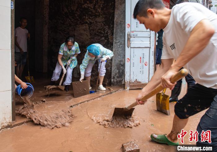 7月4日，萬州區(qū)五橋街道，洪水退去后，居民開展清淤工作?！∪矫宪?攝