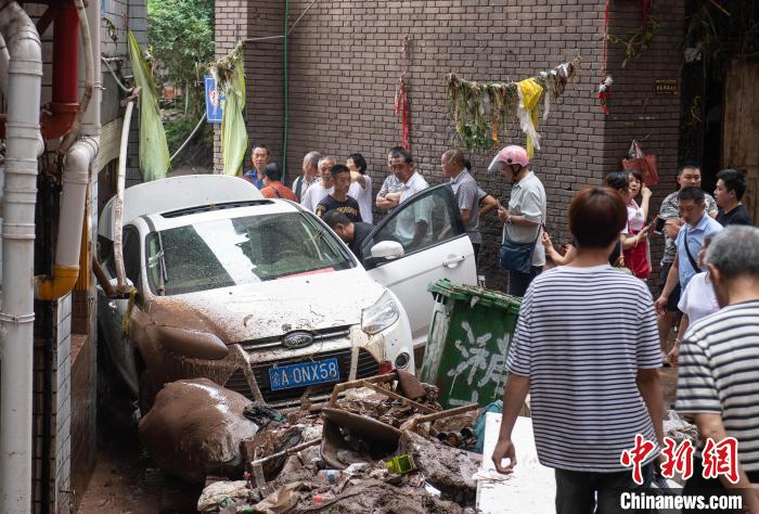 7月4日，萬州區(qū)五橋街道，居民救援受困的私家車?！∪矫宪?攝