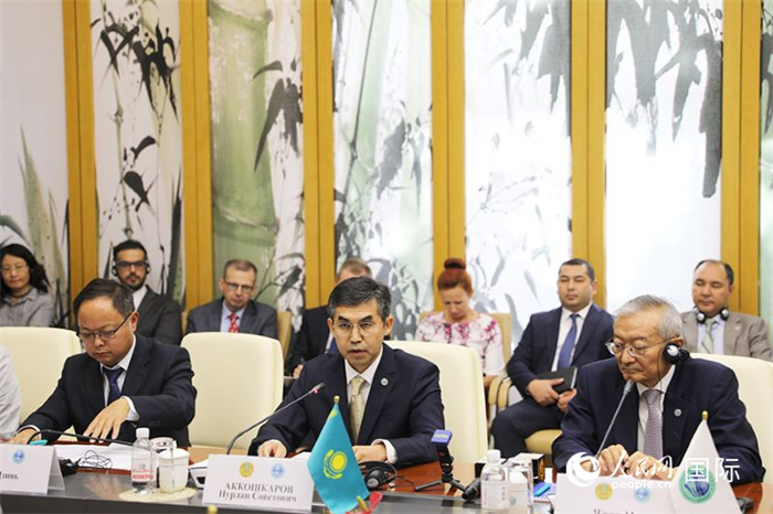 哈薩克斯坦常駐上合組織秘書處代表努爾蘭·阿科什卡羅夫介紹哈薩克斯坦接任輪值主席國(guó)后的優(yōu)先工作。人民網(wǎng) 俄布拉依攝