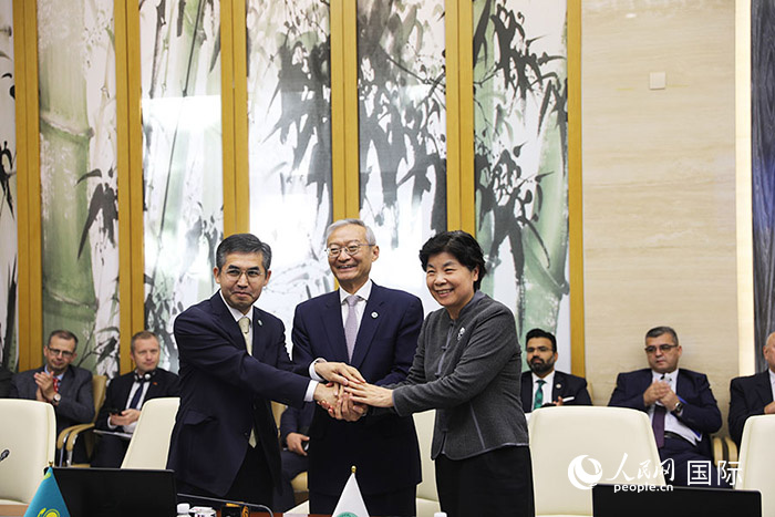 上合組織秘書處、哈駐華使館、上合組織睦鄰友好合作委員會(huì)簽署《聯(lián)合行動(dòng)計(jì)劃》。人民網(wǎng) 俄布拉依攝