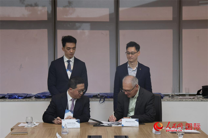 座談交流會(huì)上，中歐校友醫(yī)療健康產(chǎn)業(yè)協(xié)會(huì)與奧斯瓦爾多·克魯茲基金會(huì)簽署了合作備忘錄。人民網(wǎng)記者 時(shí)元皓攝