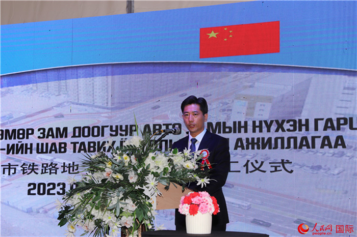 中鐵四局集團(tuán)國(guó)際事業(yè)部執(zhí)行經(jīng)理朱春峰致辭。人民網(wǎng)記者 霍文攝