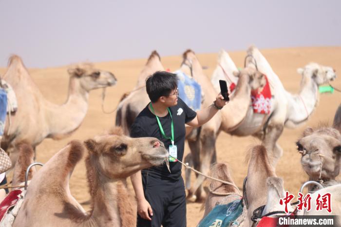 圖為臺(tái)胞體驗(yàn)大美內(nèi)蒙古?！⊥袐I供圖