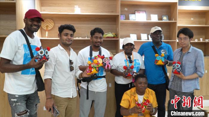 圖為國際青年代表展示親手制作的東營非遺黃河口布偶 。　齊魯 攝