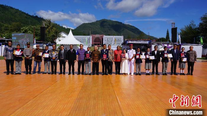 嘉賓為優(yōu)秀畢業(yè)生頒發(fā)榮譽(yù)證書。牛海濤攝