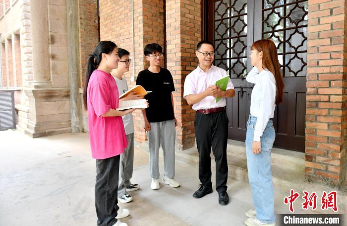 7月4日，臺灣教師陳昭志正在和學(xué)生交流。　呂明 攝