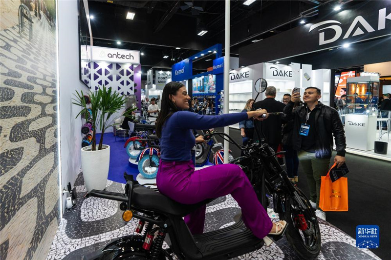 7月10日，在巴西圣保羅舉行的國際消費類電子及家用電器產(chǎn)品展覽會上，參觀者體驗一款電動自行車。新華社記者 王天聰 攝