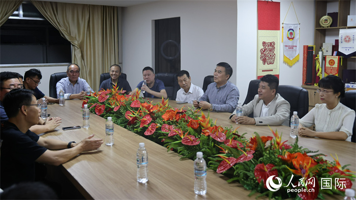 與會代表進行座談交流。（人民網(wǎng)記者  時元皓攝）