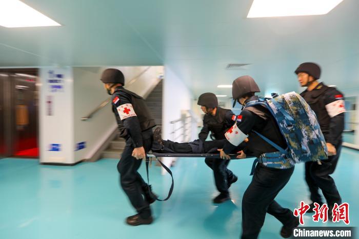 “和平方舟”號醫(yī)院船在西太平洋海域進(jìn)行反恐反海盜演練。圖為醫(yī)療救護(hù)組在轉(zhuǎn)運(yùn)“傷員”?！⌒煳?攝