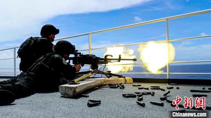 “和平方舟”號醫(yī)院船在西太平洋海域進(jìn)行反恐反海盜演練。圖為火力組隊(duì)員進(jìn)行警告射擊?！⌒煳?攝