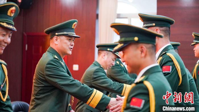 首長(zhǎng)為晉銜官兵頒發(fā)任命狀。　張煜梁 攝