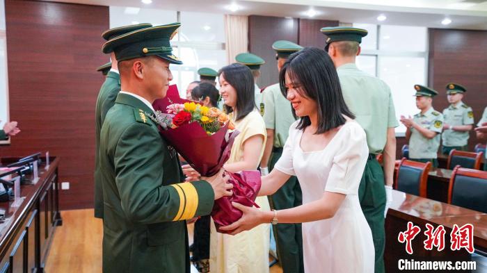 軍屬向晉升警官獻(xiàn)花。　張煜梁 攝
