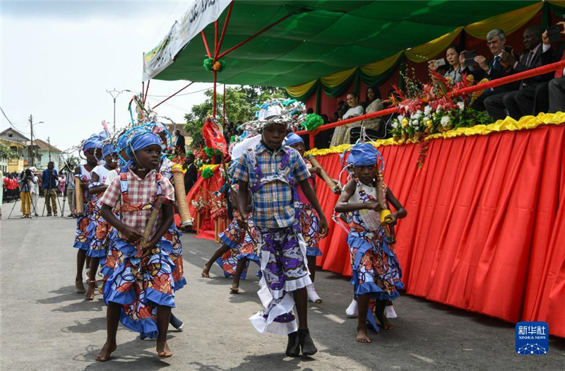 7月12日，演員在圣多美和普林西比圣多美島瓜達盧佩鎮(zhèn)舉行的獨立日慶典活動上表演。新華社記者 韓旭 攝