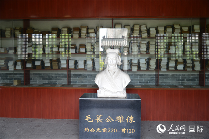 河間詩經(jīng)齋毛萇雕像。雕像后書櫥中陳列的是歷代各版本《詩經(jīng)》及譯本。 人民網(wǎng) 趙昭攝