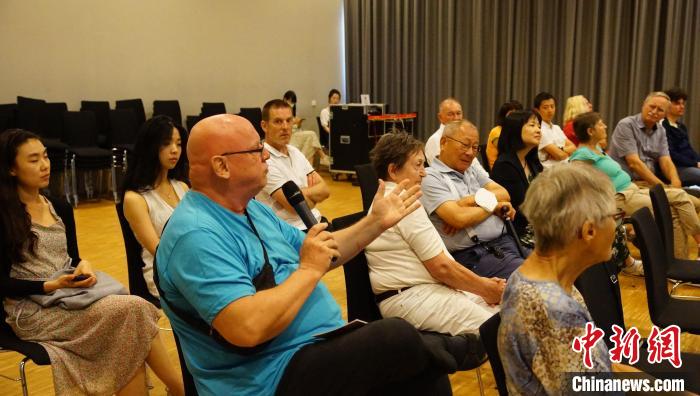 圖為現(xiàn)場觀眾提問?！“亓种袊幕行墓﹫D
