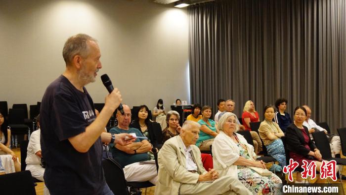 圖為現(xiàn)場觀眾提問?！“亓种袊幕行墓﹫D