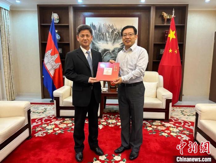 7月12日下午，中國駐柬埔寨大使王文天在金邊會見援柬中醫(yī)醫(yī)療隊?！≈袊v柬埔寨大使館微信公眾號 攝