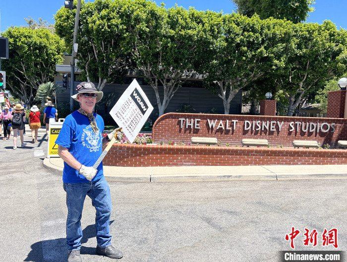 當(dāng)?shù)貢r間7月14日上午，華納兄弟、迪士尼等美國影視娛樂產(chǎn)業(yè)巨頭總部門前，有成百上千的人高舉“罷工”標(biāo)語牌游行示威。由于未能與美國電影和電視制片人聯(lián)盟(AMPTP)就新合同達(dá)成協(xié)議，擁有約16萬名會員的好萊塢三大工會之一美國影視演員協(xié)會(SAG-AFTRA)發(fā)起罷工，于14日起在洛杉磯和紐約的十余家制片公司外示威游行。 <a target='_blank' href='/'><p  align=