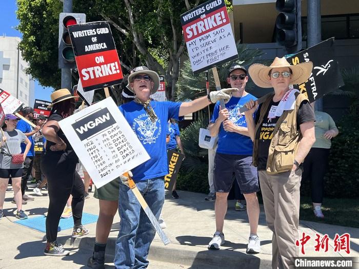 當(dāng)?shù)貢r間7月14日上午，華納兄弟、迪士尼等美國影視娛樂產(chǎn)業(yè)巨頭總部門前，有成百上千的人高舉“罷工”標(biāo)語牌游行示威。由于未能與美國電影和電視制片人聯(lián)盟(AMPTP)就新合同達(dá)成協(xié)議，擁有約16萬名會員的好萊塢三大工會之一美國影視演員協(xié)會(SAG-AFTRA)發(fā)起罷工，于14日起在洛杉磯和紐約的十余家制片公司外示威游行。 <a target='_blank' href='/'><p  align=