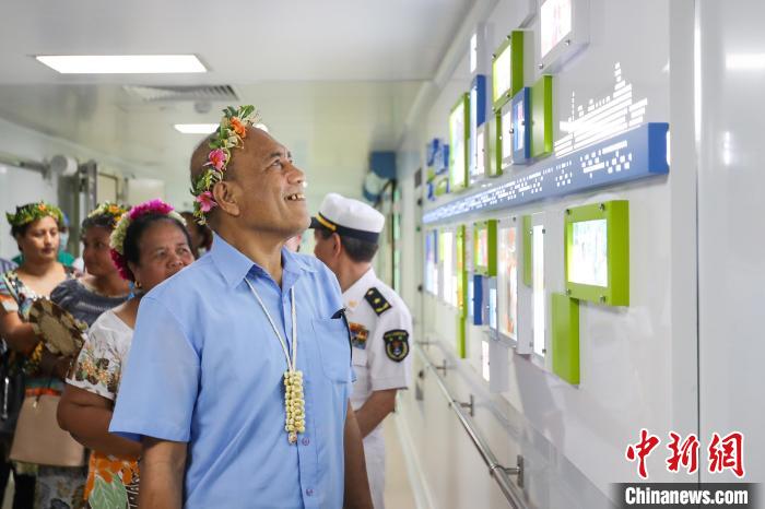 基里巴斯總統(tǒng)等政要參觀海上醫(yī)院?！⌒煳?攝