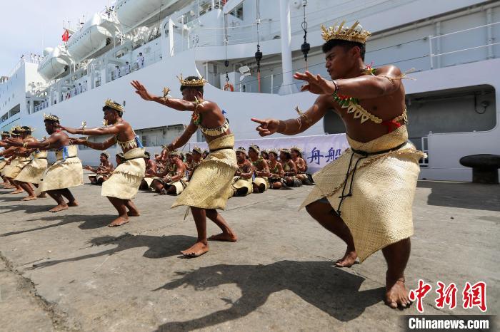 基方民眾表演當(dāng)?shù)靥厣璧福瑲g迎“和平方舟”號(hào)醫(yī)院船來(lái)訪?！⌒煳?攝