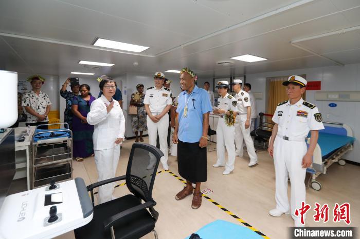基里巴斯總統(tǒng)等政要參觀海上醫(yī)院?！⌒煳?攝