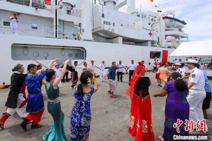 中基雙方人員在碼頭歡迎儀式上歡聚一堂。　徐巍 攝