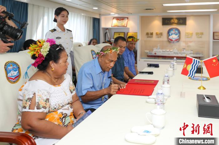 基里巴斯總統(tǒng)塔內(nèi)?！ゑR茂為“和平方舟”醫(yī)院船留言?！⌒煳?攝