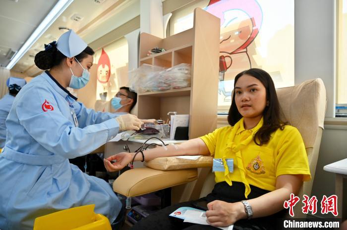 圖為獻(xiàn)血活動現(xiàn)場?！∮峋?攝