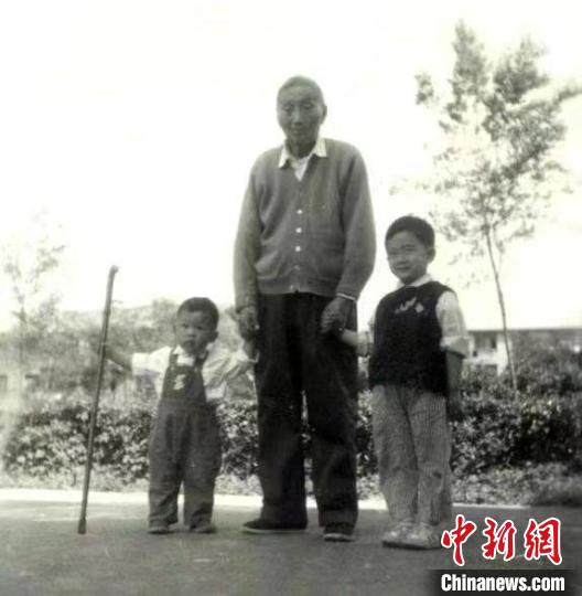 陳望道與幼年的陳曉帆(左)、陳曉帆的哥哥一起合影?！￡悤苑﹫D