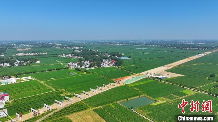 航拍合(肥)周(口)高速潁臨段8標(biāo)架梁施工現(xiàn)場?！⒂癫?攝