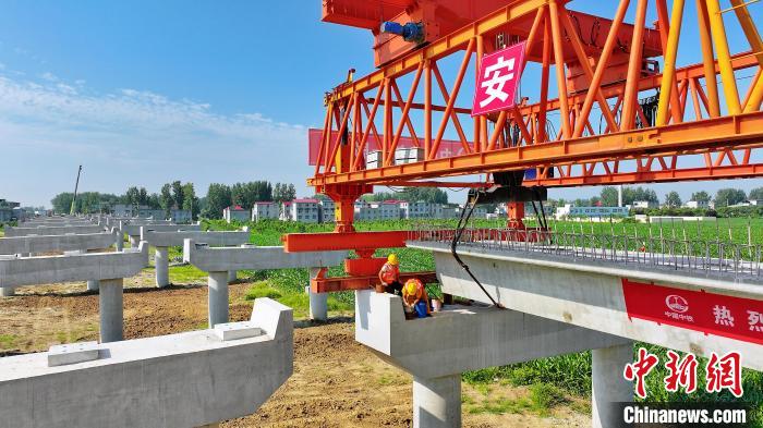 長25米重80噸的箱梁平穩(wěn)、精準(zhǔn)地落在S314分離式立交橋25號和26號墩上?！⒂癫?攝