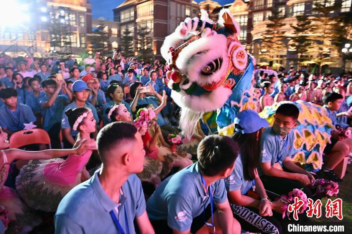 舞獅表演與現(xiàn)場(chǎng)觀眾互動(dòng)?！⊥鯑|明 攝