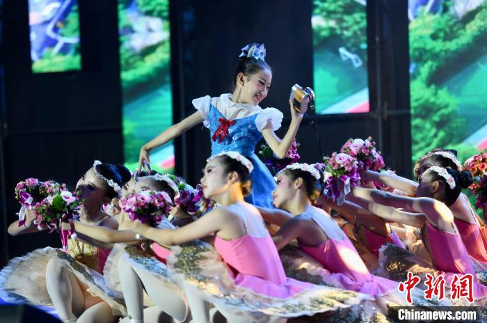 芭蕾表演《鮮花送給好朋友》?！⊥鯑|明 攝