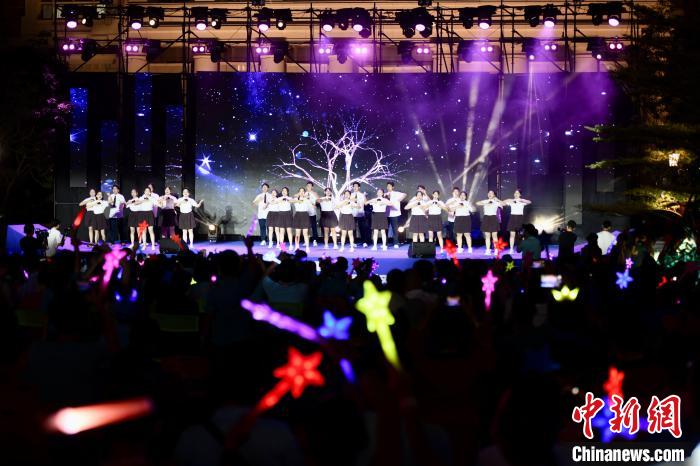 合唱表演《夜空中最亮的星》?！⊥鯑|明 攝