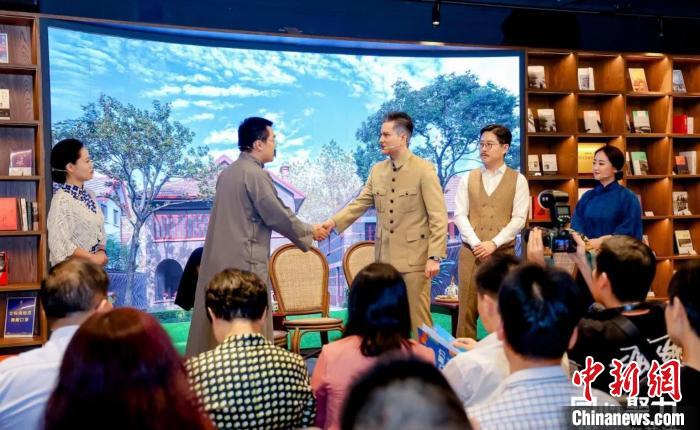 實(shí)驗(yàn)舞臺(tái)劇《握手》片段?！↑S浦區(qū)委統(tǒng)戰(zhàn)部供圖