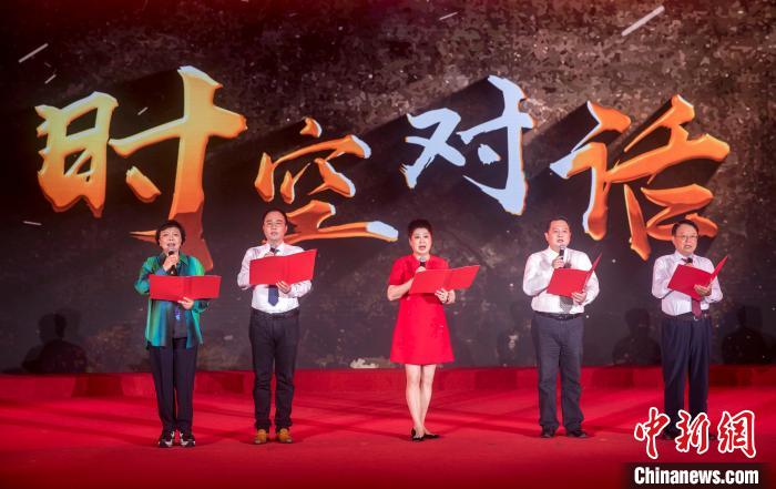 陶侃與陳望道之孫陳曉帆、顏福慶之孫顏志淵、榮毅仁侄女榮智豐深情朗誦《與統(tǒng)戰(zhàn)先輩的時空對話》?！堦?攝