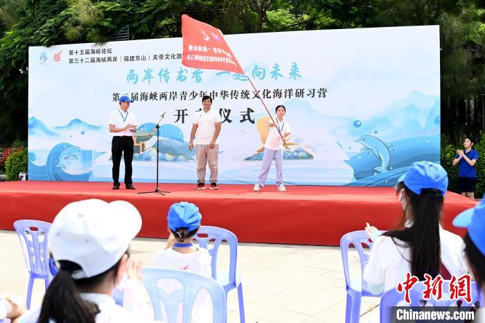 研習(xí)營(yíng)授旗儀式。　張金川 攝