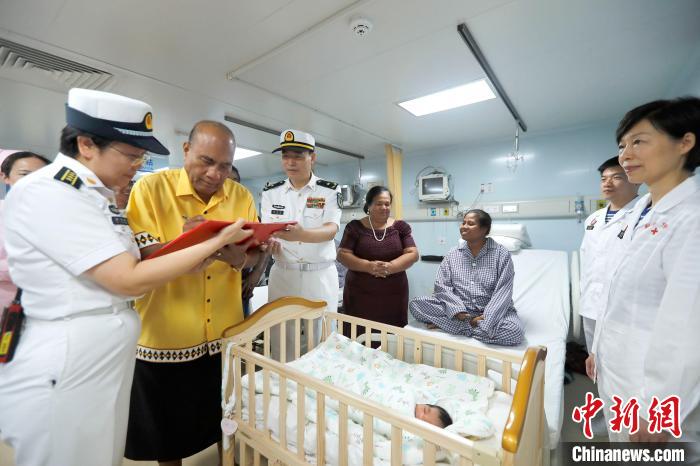 基里巴斯總統(tǒng)馬茂為新生兒取名，并在出生證明上親筆填寫寶寶名字?！±栌?攝