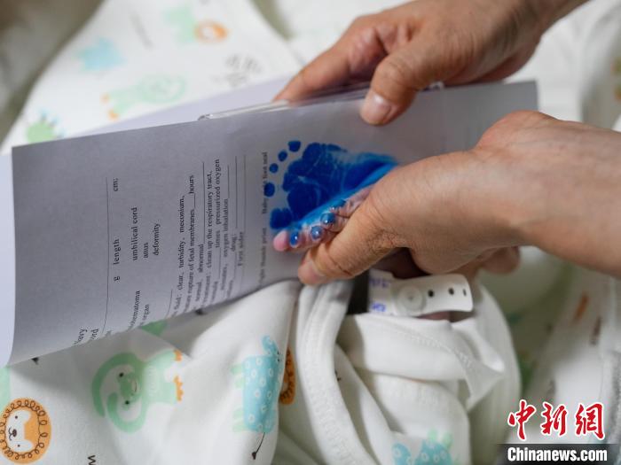 醫(yī)護人員為新生兒留下腳印。　劉偉 攝