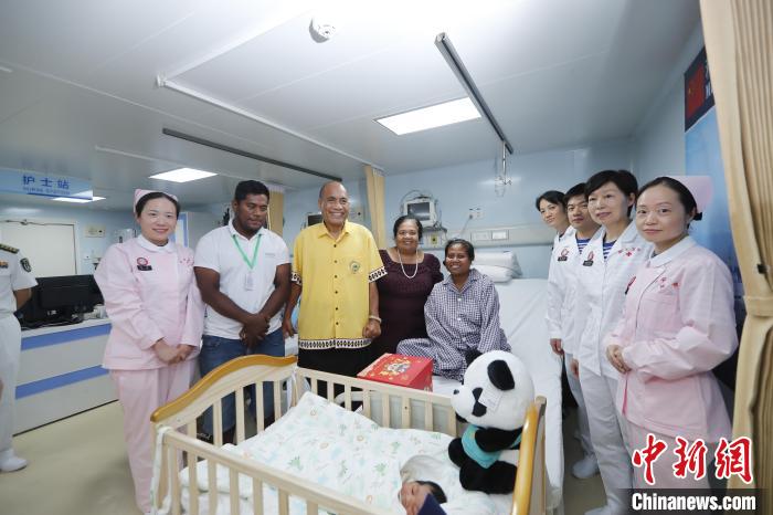 基里巴斯總統(tǒng)馬茂與海上醫(yī)院醫(yī)護人員、新生兒家人合影?！±栌?攝