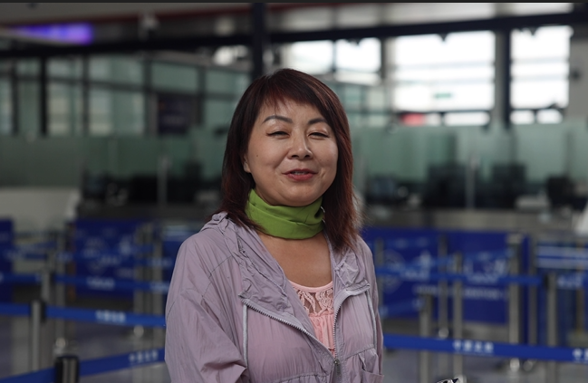 7月22日，曾經(jīng)在老撾瑯勃拉邦工作過(guò)3年的加拿大華僑孫月玲乘坐中老鐵路國(guó)際旅客列車(chē)從中國(guó)出境。衛(wèi)海林 攝