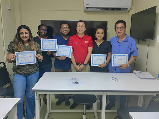 醫(yī)療隊(duì)成員與部分學(xué)員合影。第18期援圭亞那醫(yī)療隊(duì)供圖