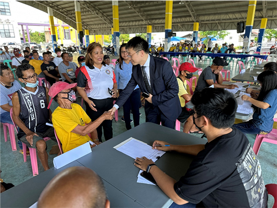 中方與菲方一道將中國(guó)援菲化肥分發(fā)至菲農(nóng)戶手中。中國(guó)駐菲律賓大使館供圖