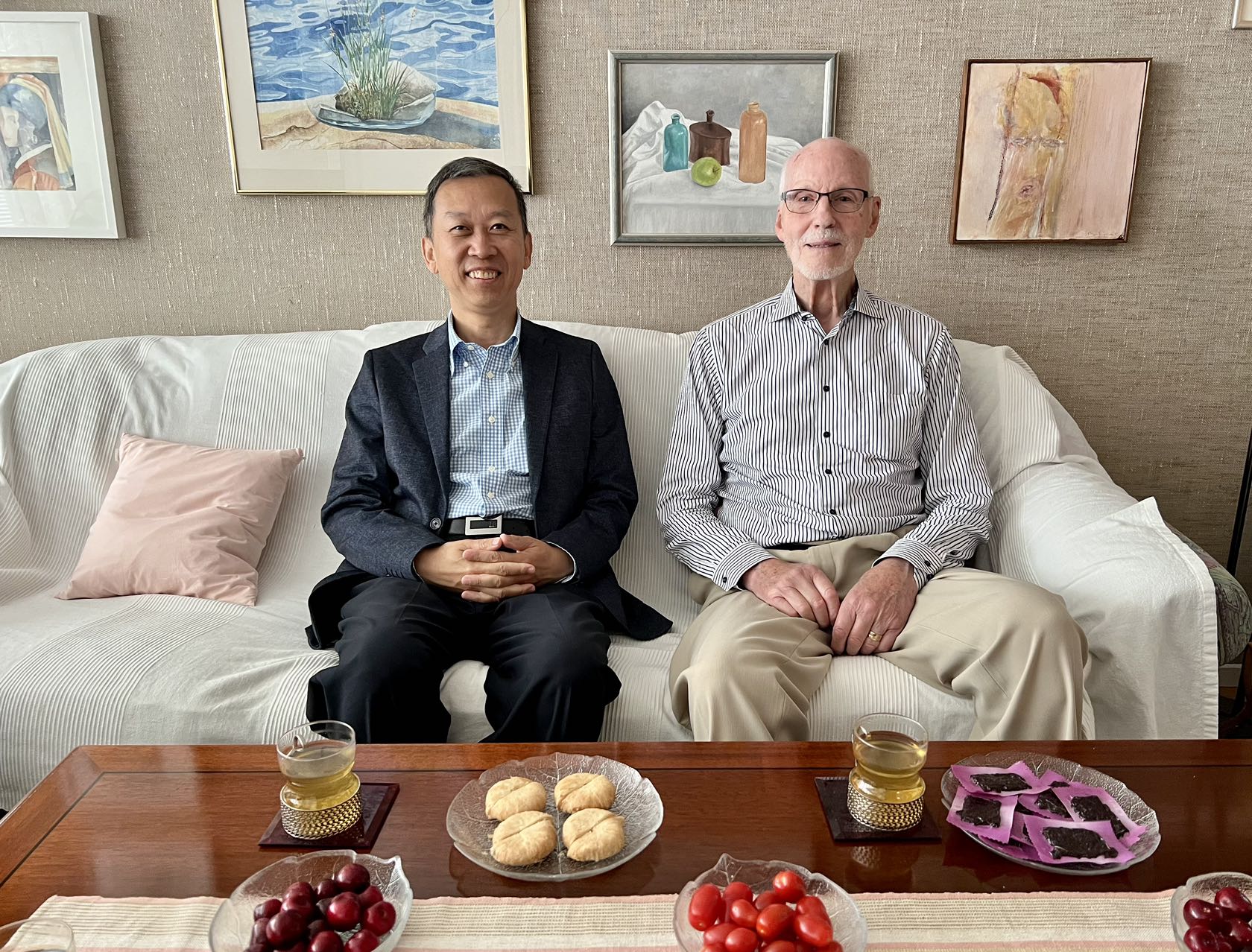 駐瑞典大使崔愛(ài)民看望瑞典科學(xué)家。中國(guó)駐瑞典大使館供圖