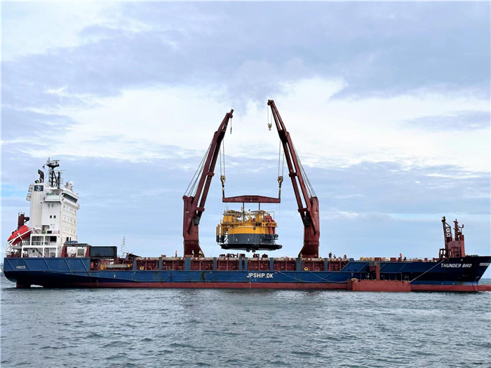 印尼拉維拉維項目32萬噸級單點系泊設(shè)備運抵巴厘島巴板港口。張守剛攝