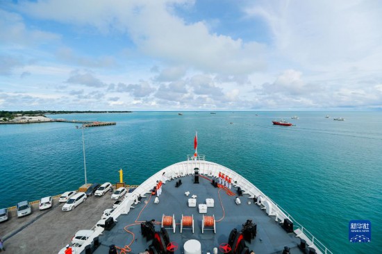 7月22日，中國海軍“和平方舟”號醫(yī)院船駛離基里巴斯首都塔拉瓦。當?shù)貢r間22日上午10時，執(zhí)行“和諧使命-2023”任務的中國海軍“和平方舟”號醫(yī)院船圓滿結束對基里巴斯的首次訪問，駛離基里巴斯首都塔拉瓦，前往本次任務的第二站湯加努庫阿洛法港。新華社發(fā)（黎宇 攝）