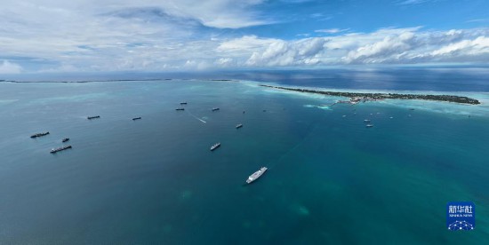 7月22日，中國海軍“和平方舟”號醫(yī)院船結束基里巴斯訪問，駛離塔拉瓦港。新華社發(fā)（桂江波 攝）