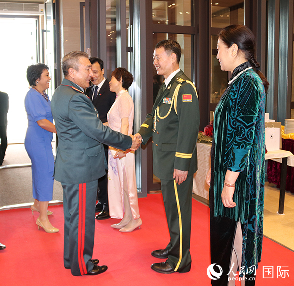 國(guó)防武官胡德君大校迎接賓客。人民網(wǎng)記者李強(qiáng)攝