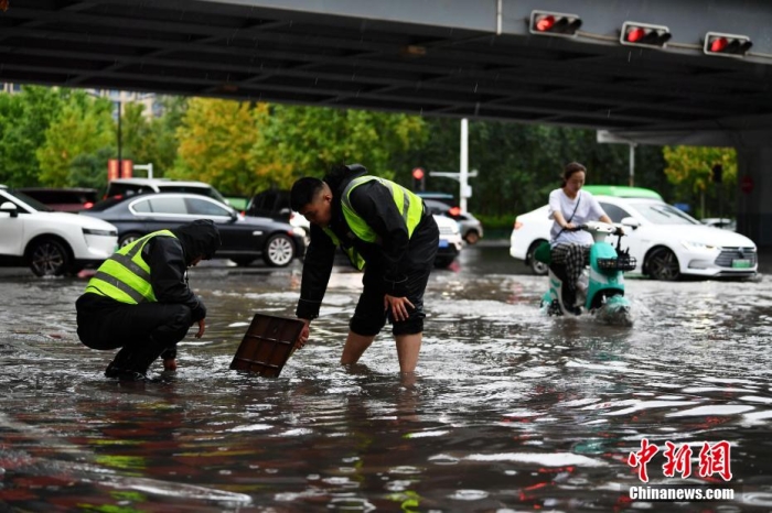 7月30日，河北省持續(xù)發(fā)布暴雨紅色預(yù)警信號(hào)。受今年第5號(hào)臺(tái)風(fēng)“杜蘇芮”殘余環(huán)流影響，7月28日以來(lái)，地處華北地區(qū)的河北省大部出現(xiàn)降雨。30日17時(shí)，該省氣象臺(tái)發(fā)布當(dāng)日第三次暴雨紅色預(yù)警信號(hào)。石家莊市城區(qū)不少區(qū)域積水嚴(yán)重，城管、環(huán)衛(wèi)、園林、市政等部門緊急出動(dòng)，聯(lián)合疏堵保暢，筑牢防汛安全屏障。圖為石家莊裕華區(qū)城管局防汛隊(duì)員對(duì)沿街收水井進(jìn)行雜物清理，以保證排水暢通。翟羽佳 攝